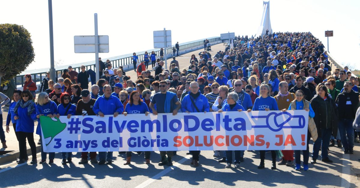M�s de 2.000 persones participen en la marxa per reclamar que arribin sediments per protegir el delta de l&rsquo;Ebre