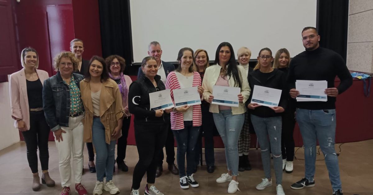 Cinc persones del col�lectiu gitano d�Amposta reben el diploma acreditatiu del Graduat d�Educaci� Secund�ria Obligat�ria