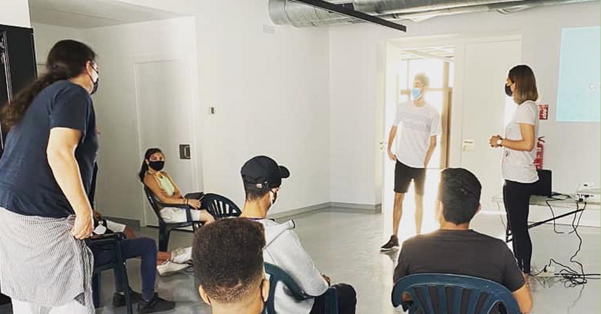 L�alumnat de l�Institut Montsi� recupera 13 port�tils perqu� els utilitzin alumnes que no disposin d�aparells