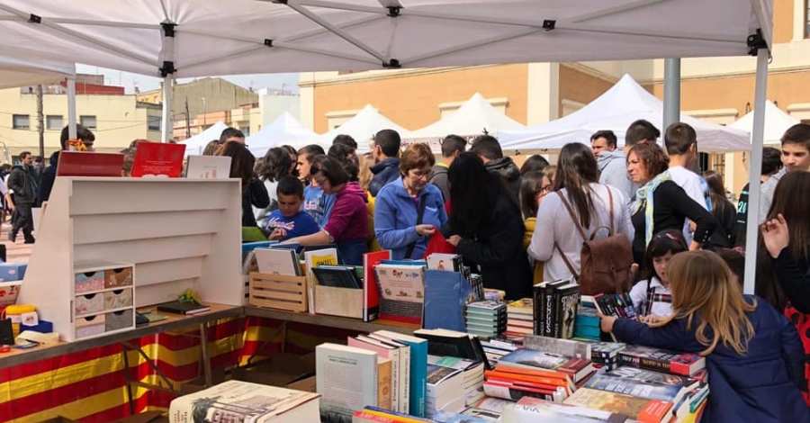 Un any m�s, el Castell s�omple de roses i llibres