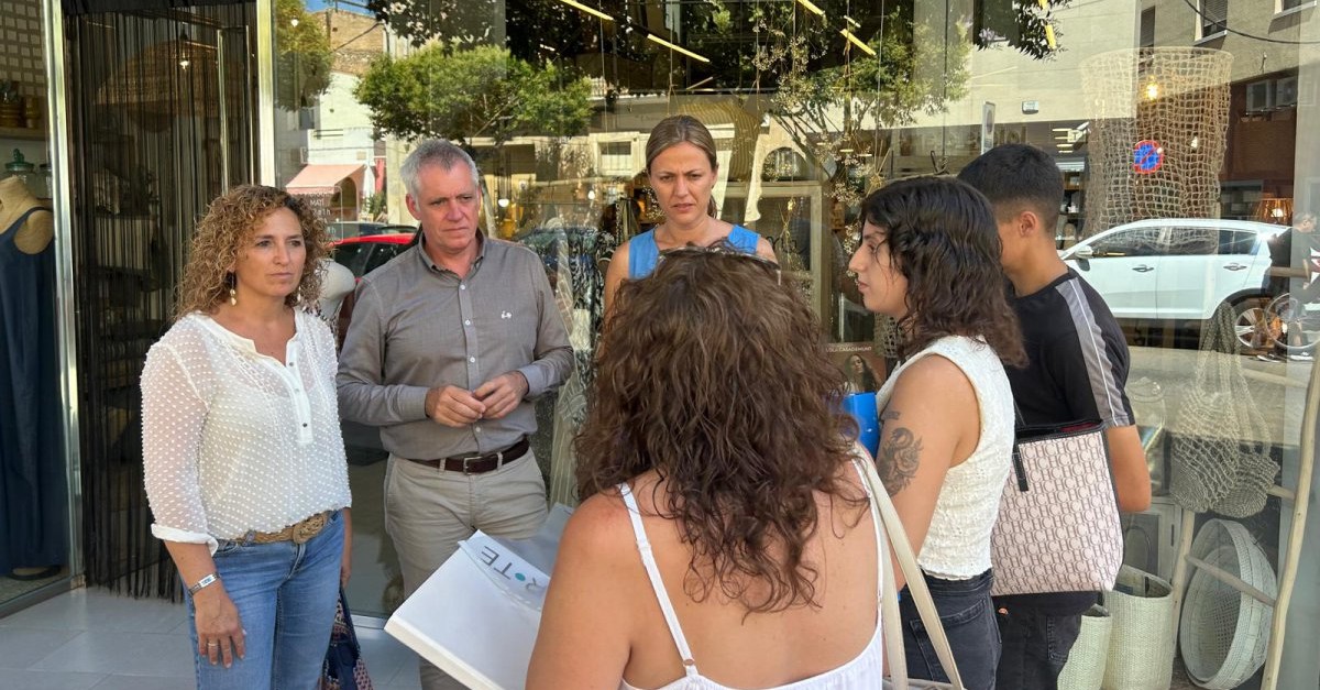 Amposta engega una campanya als comer�os per fomentar l��s del catal� i la correcta gesti� dels residus