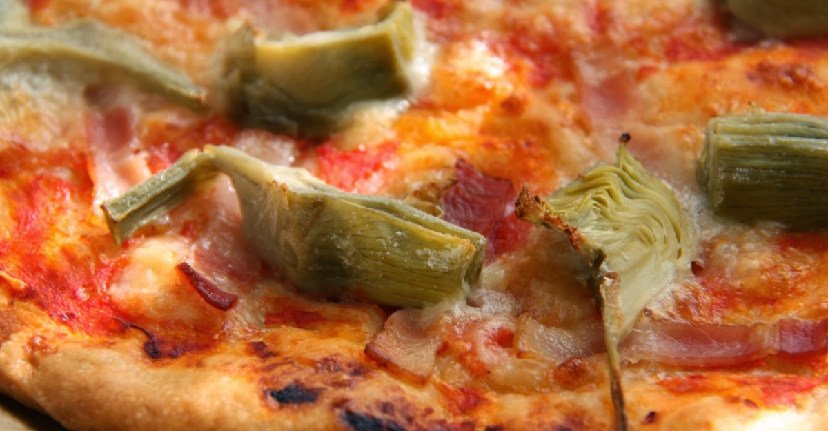 Coca de carxofa i cansalada fumada