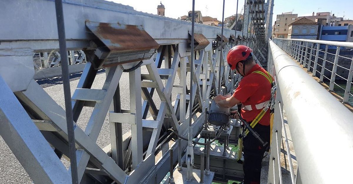 Comencen les obres de millora de l�enllumenat del Pont Penjant d�Amposta
