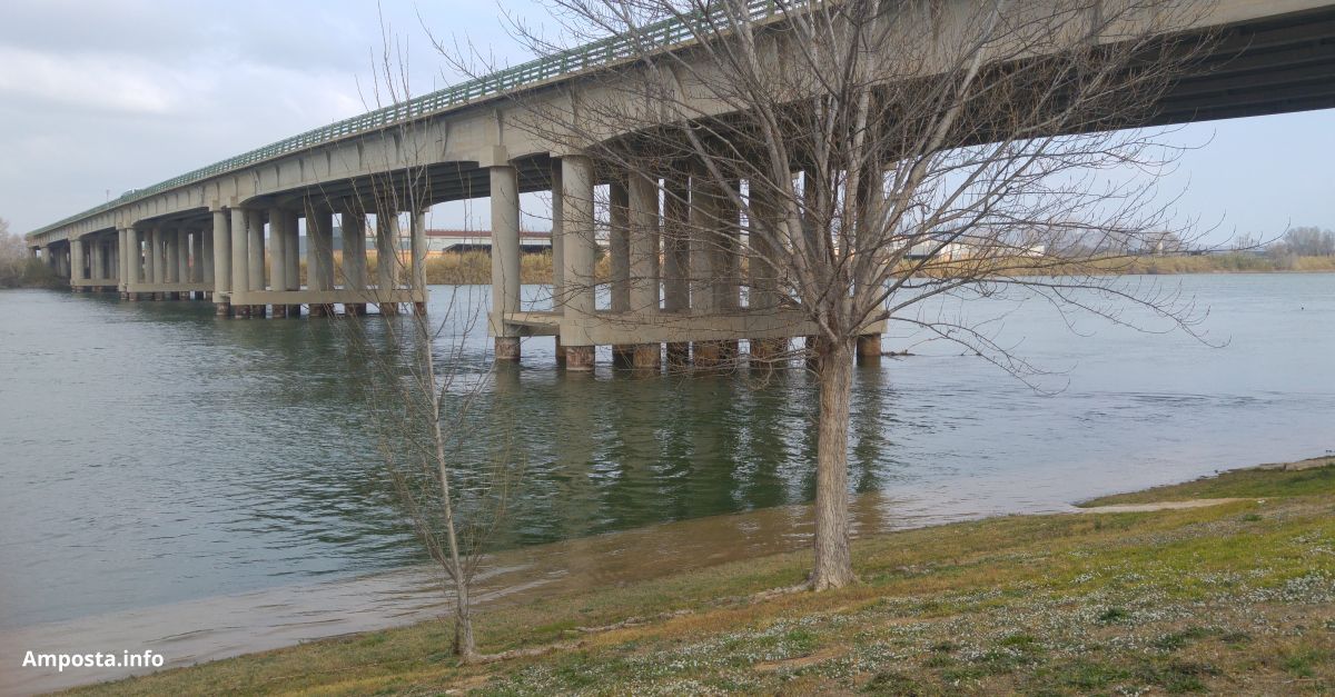 Les maniobres de desembassament contenen la riuada de l&rsquo;Ebre i les autoritats descarten afectacions al tram final