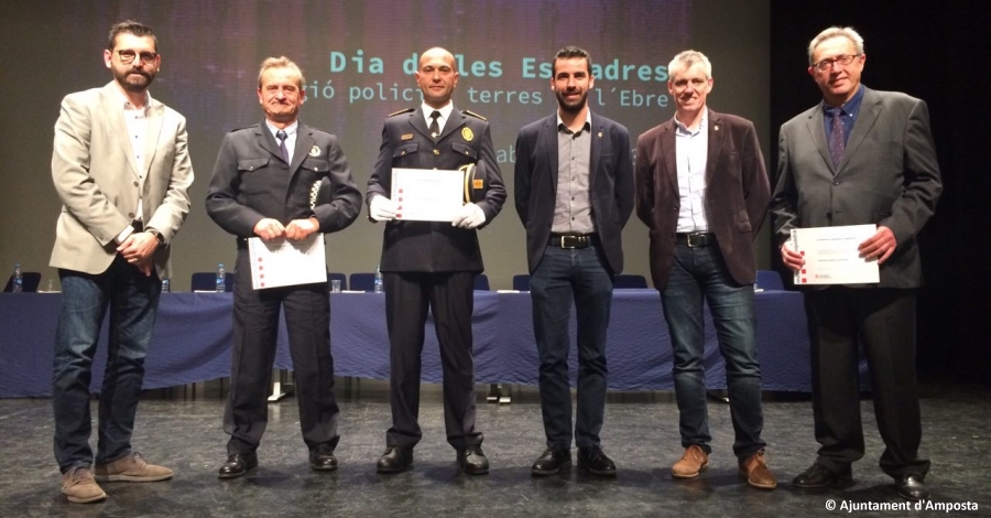 L�inspector de la Policia Local d�Amposta, Josep Massana, l�agent Ramon Nadal i l�Hospital Comarcal d�Amposta condecorats durant el Dia de les Esquadres