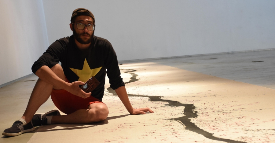 Ebrergent exposa l�obra de cinc artistes emergents que posen el focus a la N-340 o la mem�ria hist�rica, entre altres