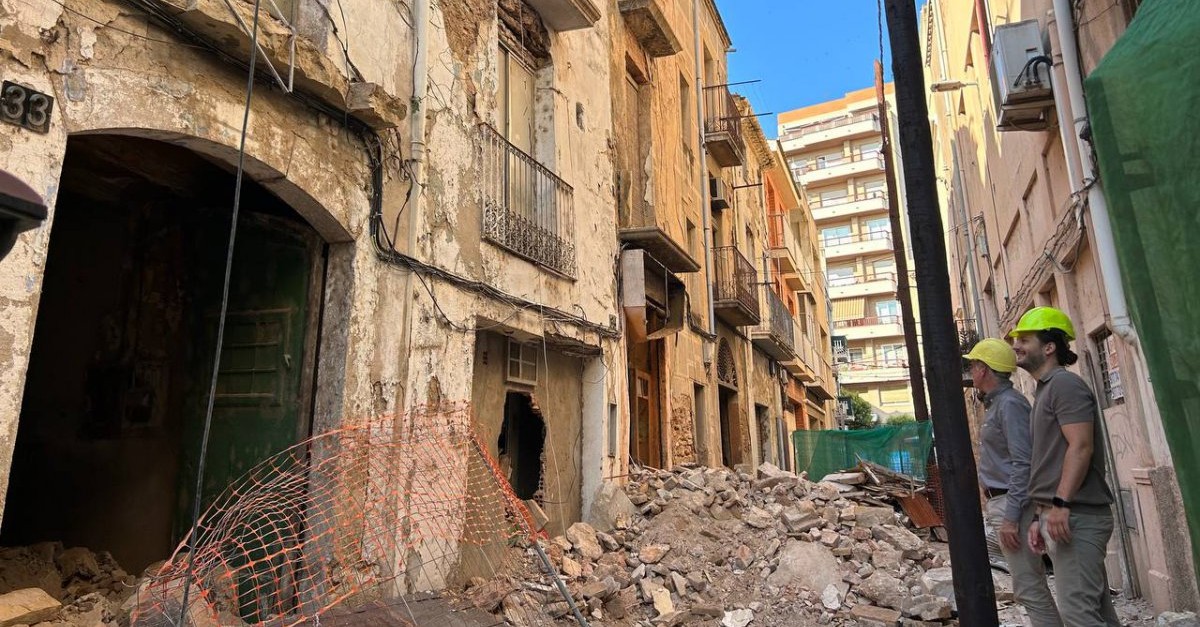 L�Ajuntament i propietaris privats enderroquen tres immobles en ru�na al carrer Sant Antoni