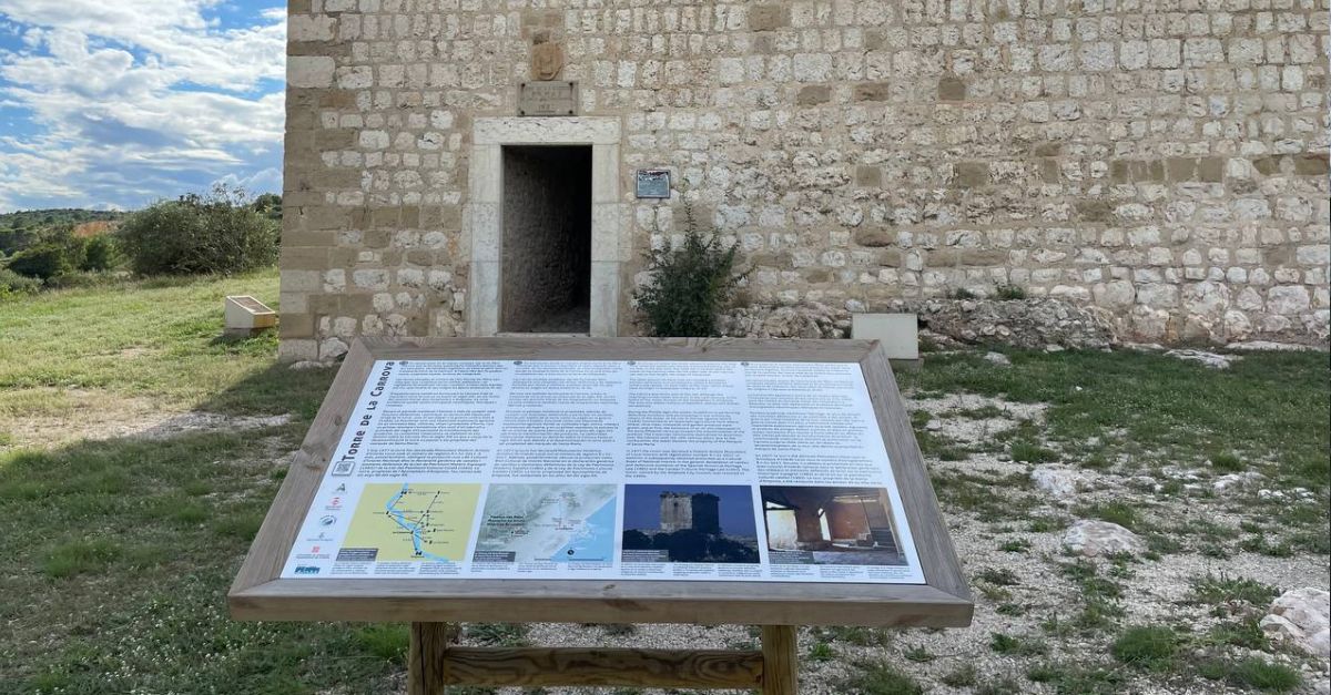 Es renova el panell informatiu de la Torre de la Carrova