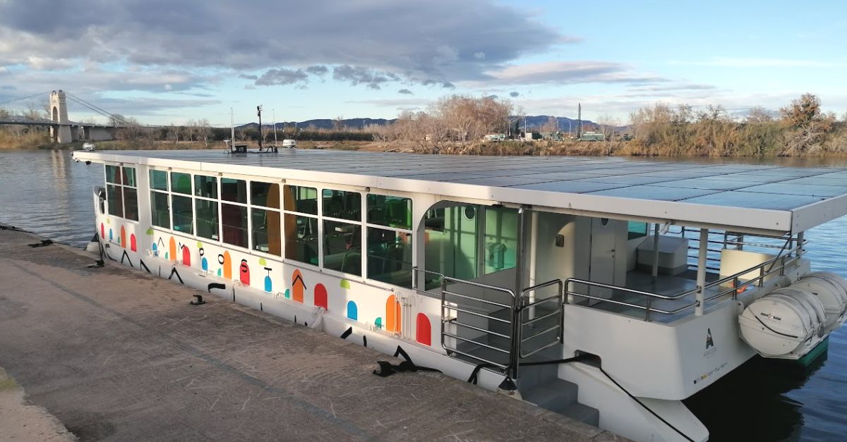 Amposta inaugura dem� La Perla, l�embarcaci� el�ctrica que oferir� rutes tur�stiques pel riu Ebre