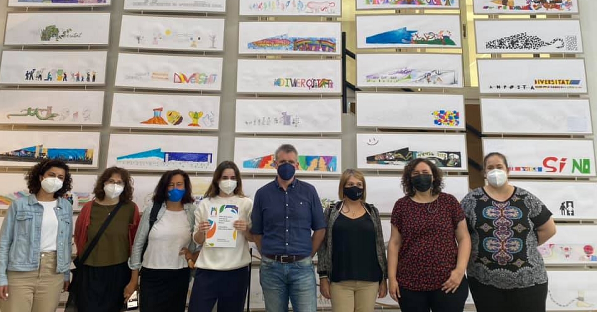 Totes les propostes participants al concurs d�Art Mural Amposta Ciutat Diversa, en una exposici� al Mercat Municipal