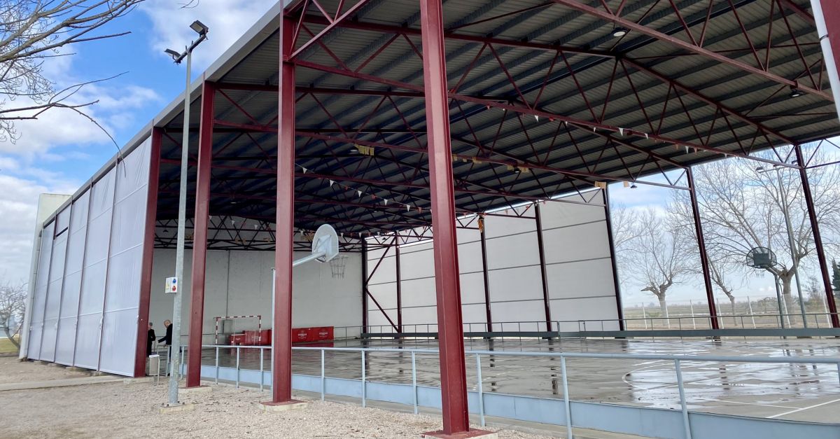 Finalitza la primera fase del tancament de la pista poliesportiva de Poble Nou del Delta