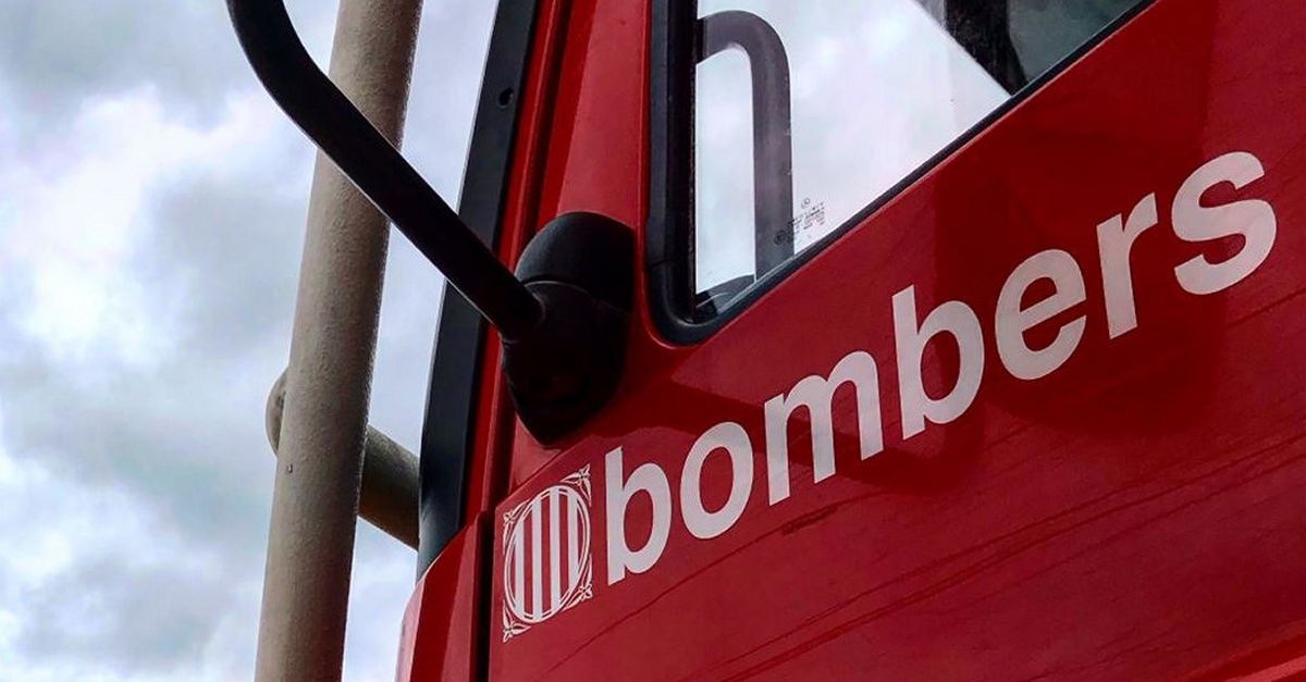 Els bombers intervenen per extingir un conat d&rsquo;incendi a l&rsquo;entrada de l&rsquo;antic CAP d&rsquo;Amposta