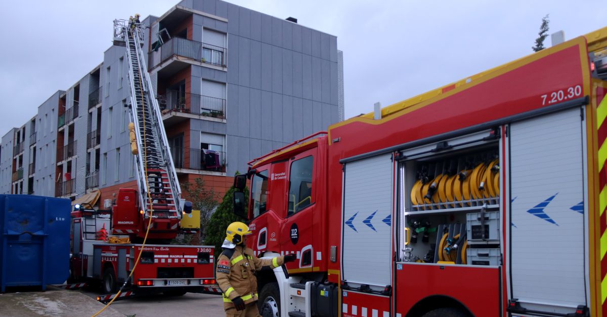 Incendi a un habitatge del carrer d�Armengol Aspa