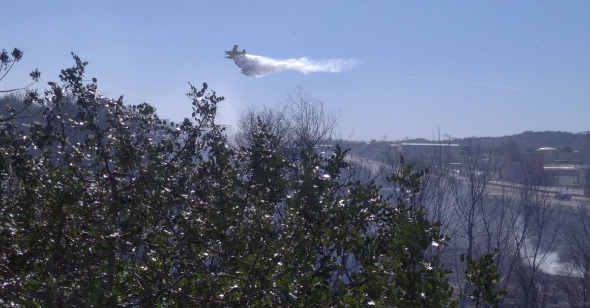 Els Bombers donen per controlat l&rsquo;incendi forestal declarat a prop dels pol�gons industrials a Tortosa