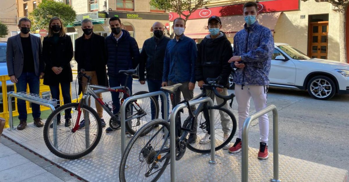 Alumnes de l�Institut Montsi� construeixen un aparcament m�bil de bicicletes i patinets