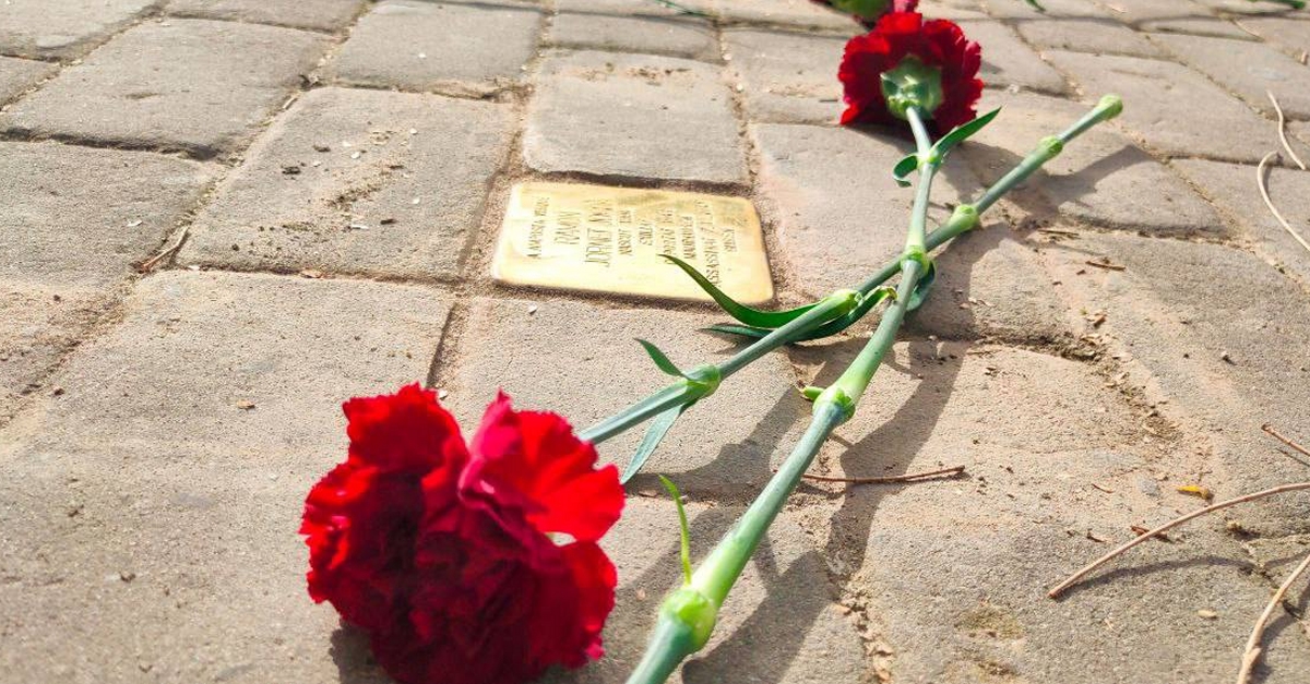 Les llambordes Stolpersteine recorden els deportats republicans ampostins als camps de concentraci� nazi
