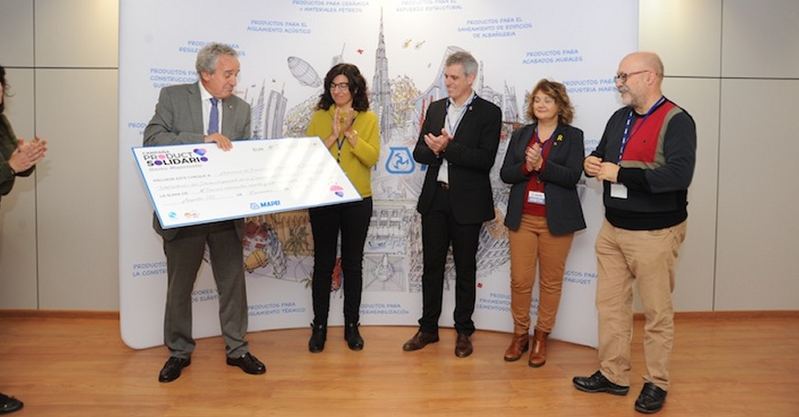 L�empresa MAPEI entrega un xec solidari al Centre Apasa