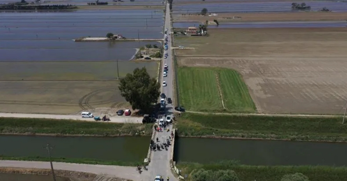 Una trentena de vehicles fan una marxa lenta per denunciar el retard per reformar la carretera de Poble Nou del Delta