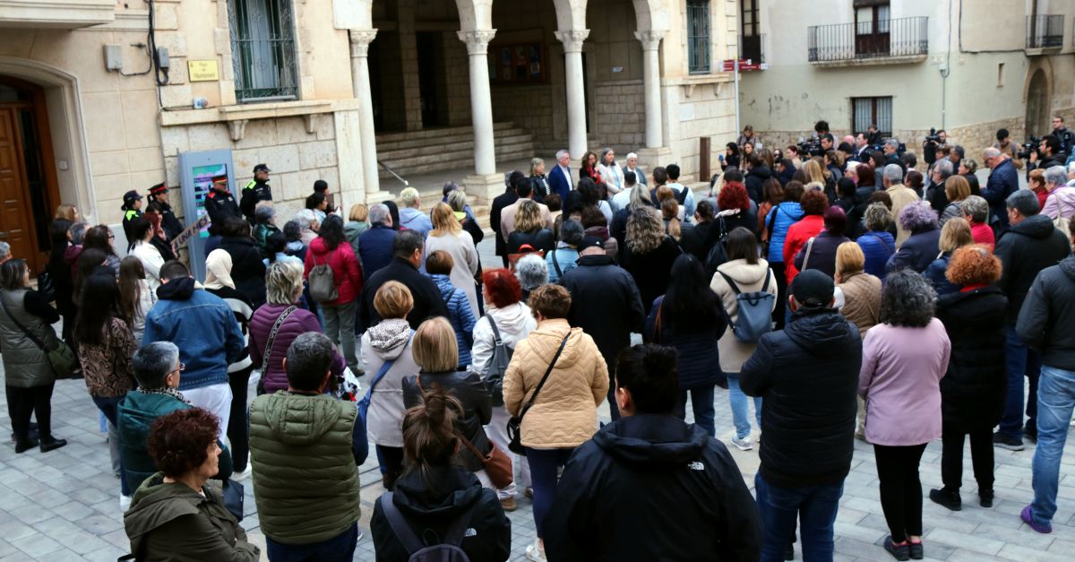 Un centenar de persones participen al minut de silenci a Amposta contra l&rsquo;assassinat masclista al municipi