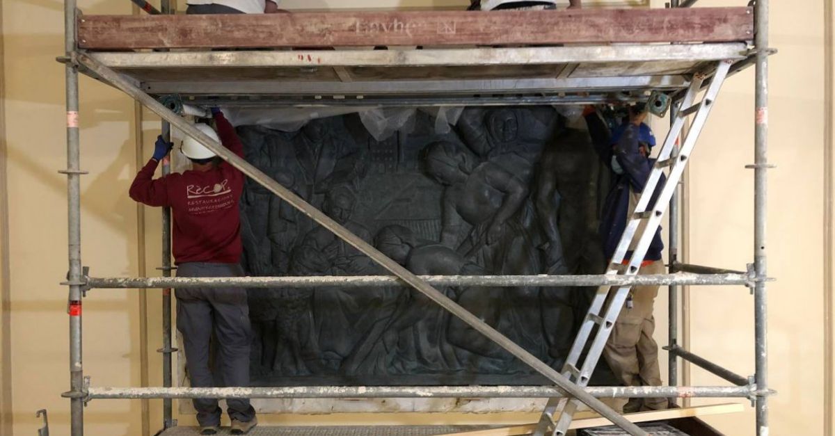 El mural de Soriano-Montagut en bronze ja presideix l�escala principal de l�Ajuntament d�Amposta