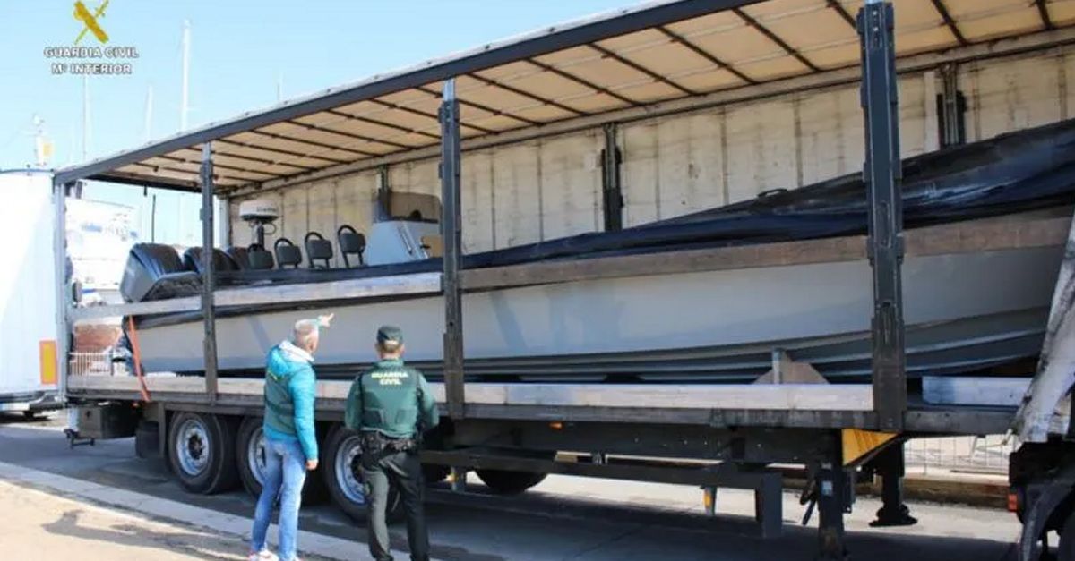 La Gu�rdia Civil requisa una &rsquo;narcollanxa&rsquo; amagada en un cami� de gran tonatge