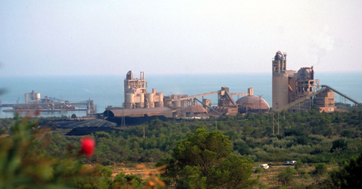 Cemex provar a Alcanar una planta per convertir residus en hidrogen subvencionada amb fons europeus