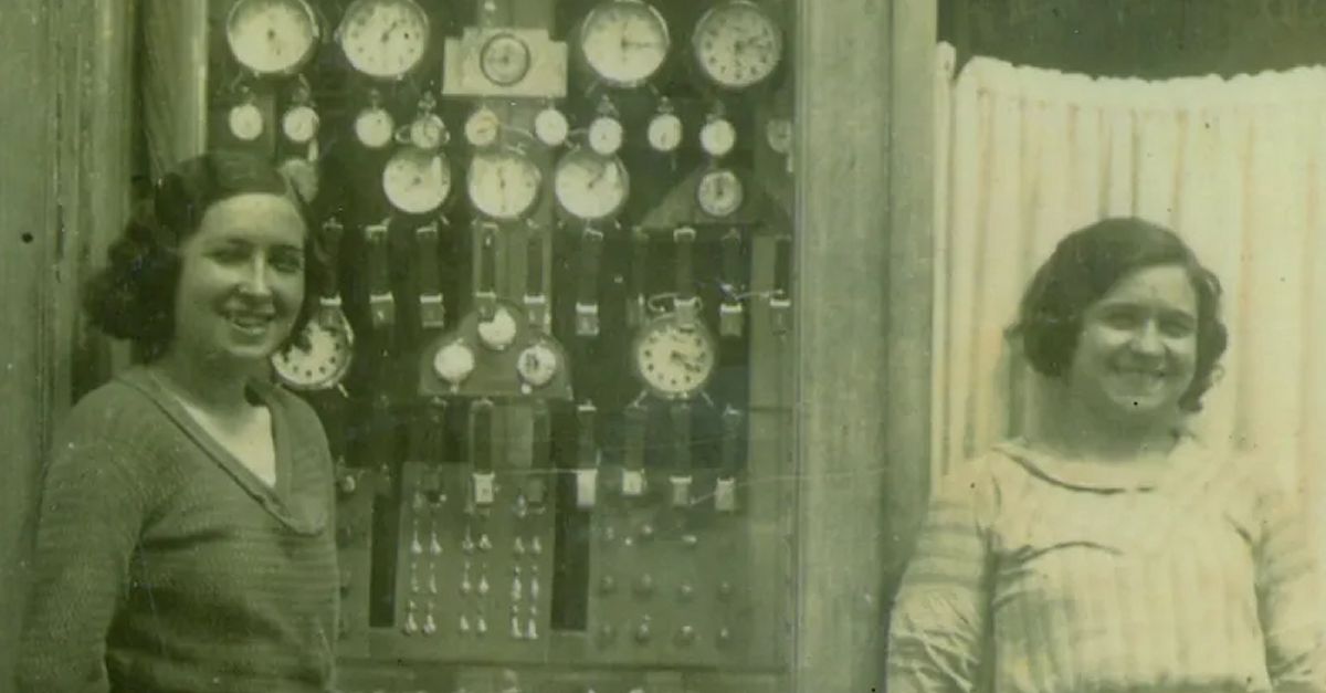 La Joieria Salvad�, un dels comer�os centenaris protagonistes de l�exposici� �Comer� al servei de la ciutat. Amposta al tombant dels s. XIX i XX�