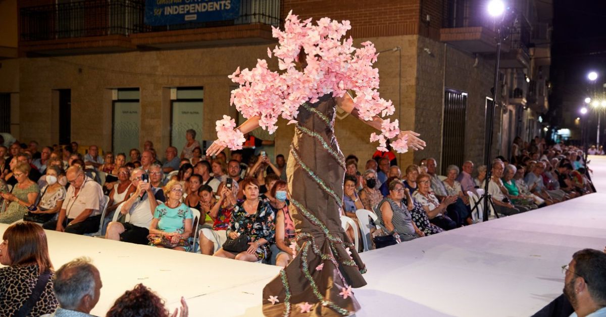 Fins a 36 vestits de paper llueixen a la pla�a de l�Ajuntament d�Amposta