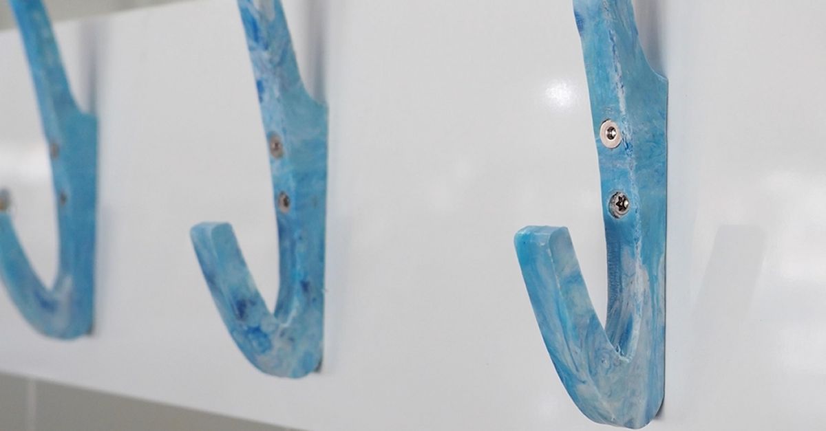 El FabLab fabrica penjadors reciclats per a la piscina municipal