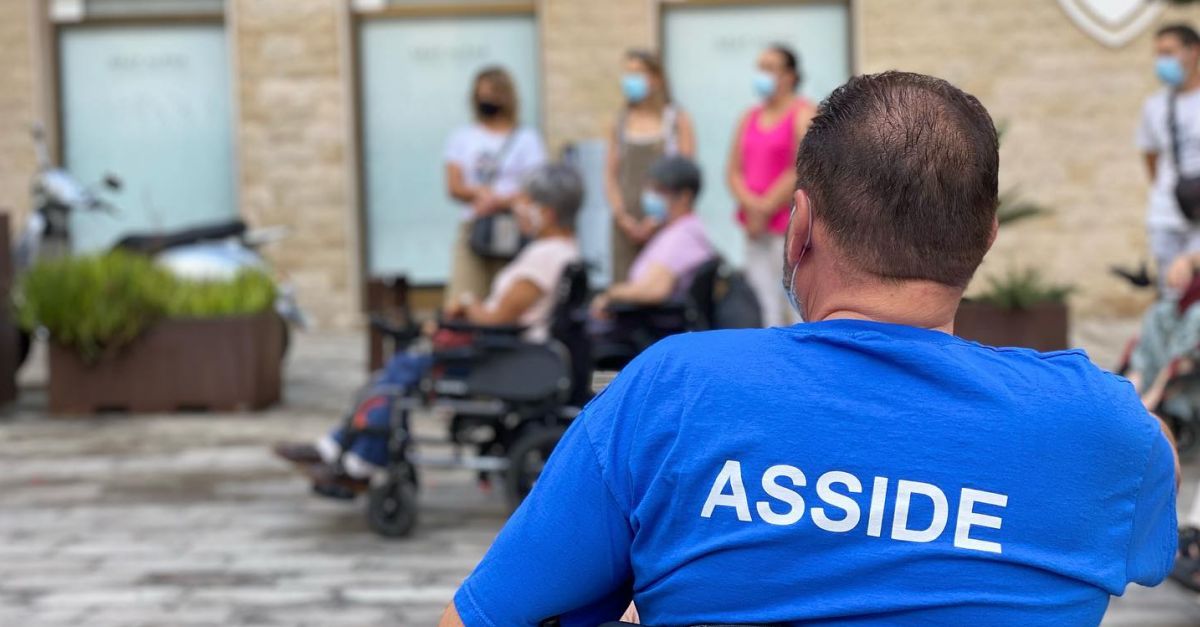 Una quinzena de persones amb mobilitat redu�da traslladen els problemes de mobilitat d�Amposta