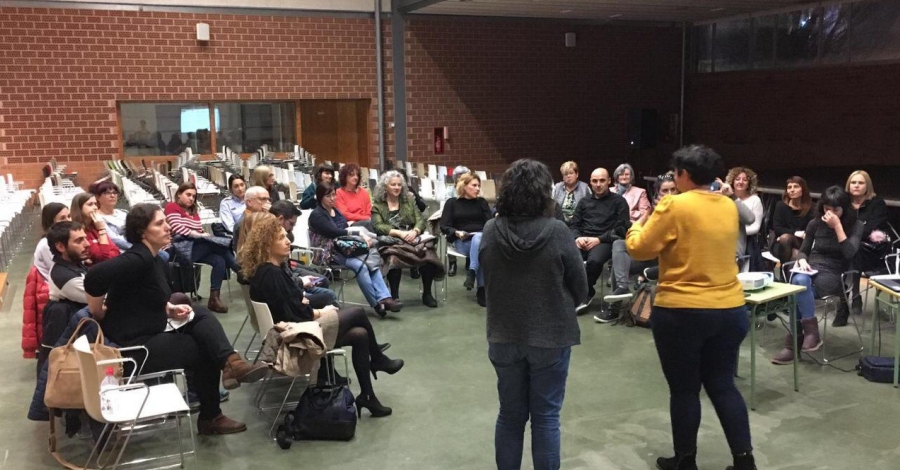 Una quarantena de persones participen a la sessi� de devoluci� dels plans locals de Dones i LGTBI