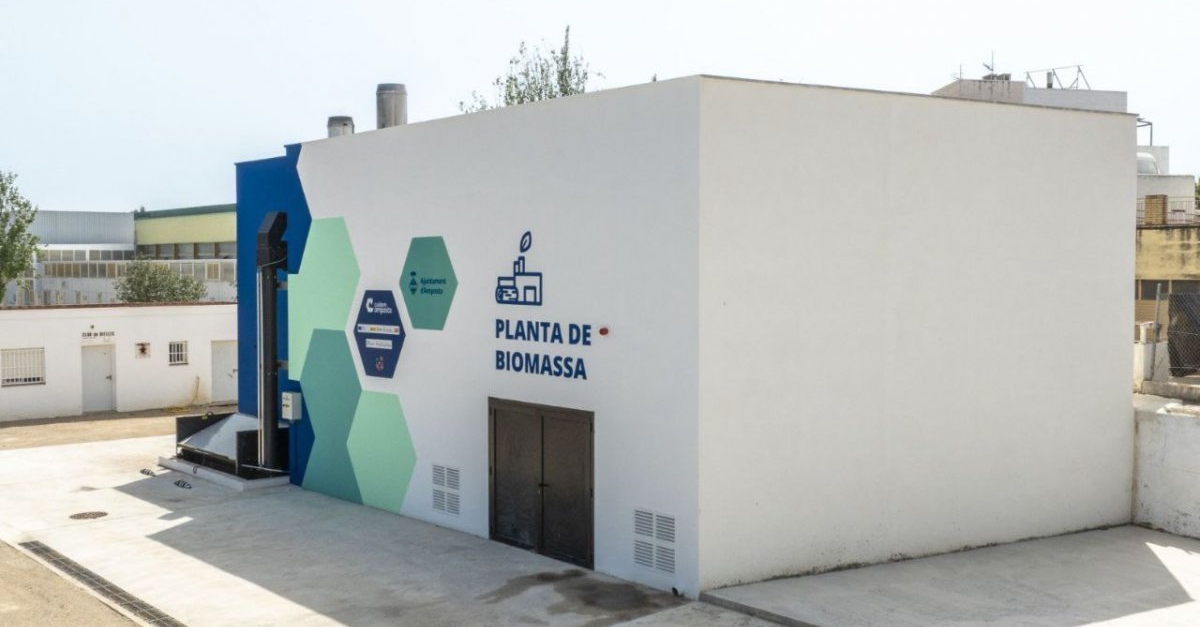 Amposta posa en marxa una planta de biomassa per als equipaments esportius