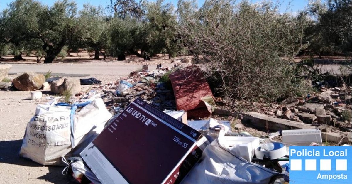 La Policia Local d&rsquo;Amposta denuncia tres persones per abocaments il�legals en zones rurals