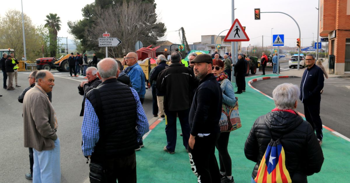 Prop d’un centenar de pagesos i vens tallen la C-12 a Tortosa contra el cnon 