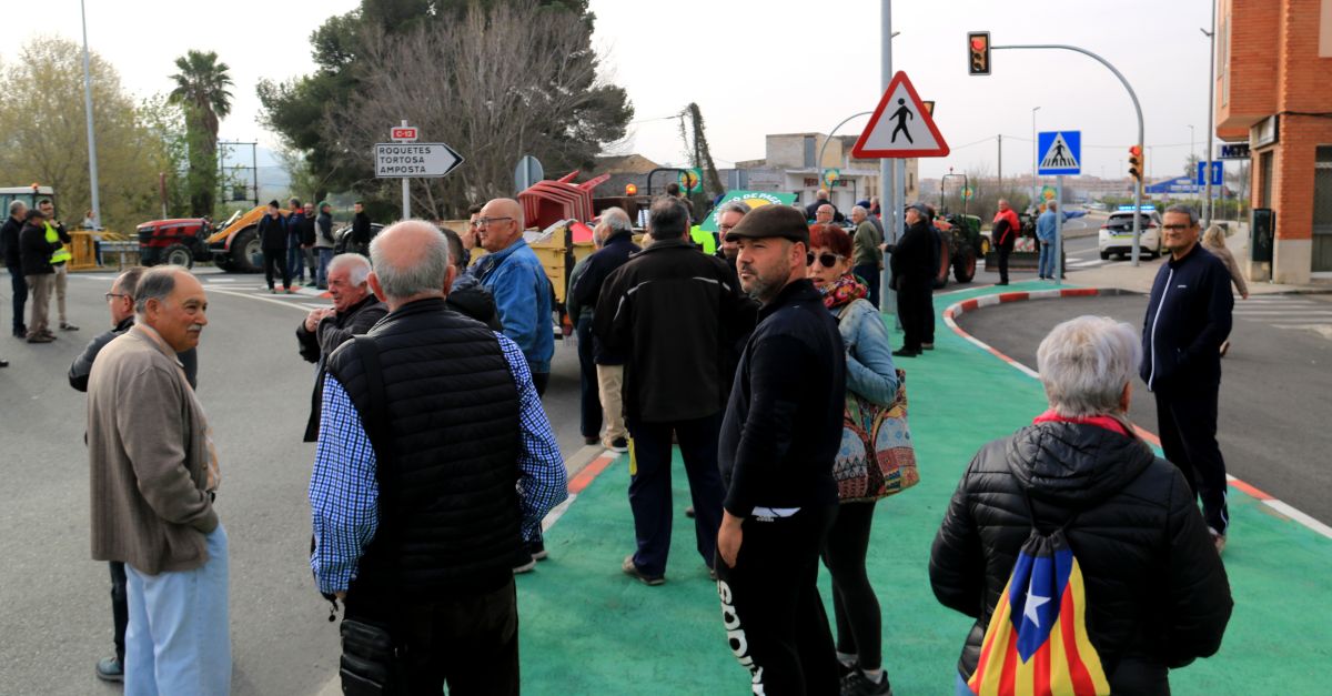 Prop d&rsquo;un centenar de pagesos i ve�ns tallen la C-12 a Tortosa contra el c�non 