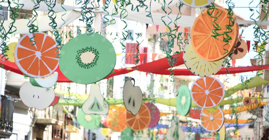 Quatre carrers d�Amposta participen en el Concurs de carrers Engalanats