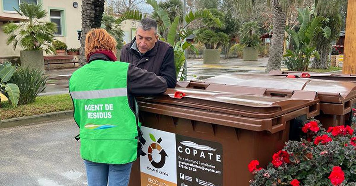 Comena el repartiment dels contenidors del porta a porta per a la recollida descombraries de restauraci i hostaleria de Poble Nou i Eucaliptus