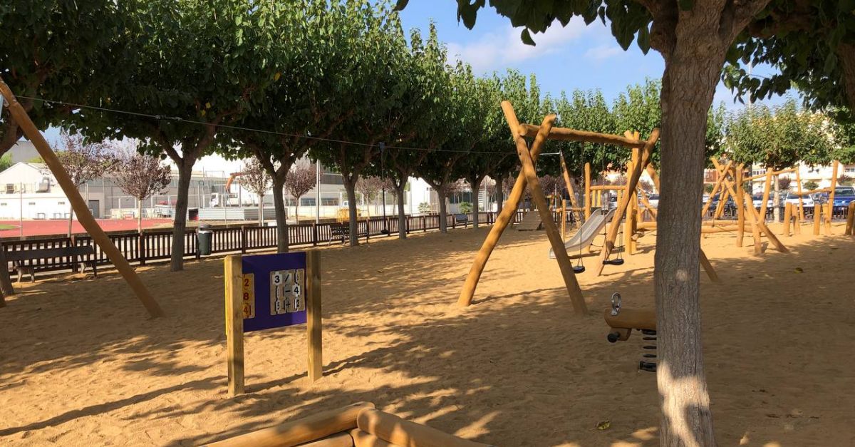 Es renova el parc de davant de l�Institut Escola Agust� Barber�