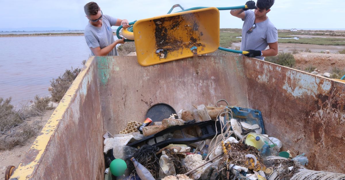 Vaixells abandonats i munts de pl�stics: retiren la brossa marina de les salines de la punta de la Banya