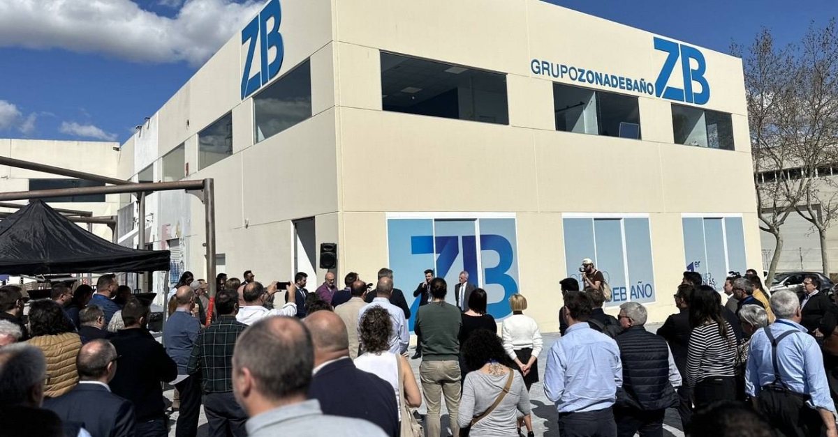El grup Zona de Ba�o i l�Ajuntament d�Amposta signen un acord  per impulsar un centre log�stic del sector de les piscines