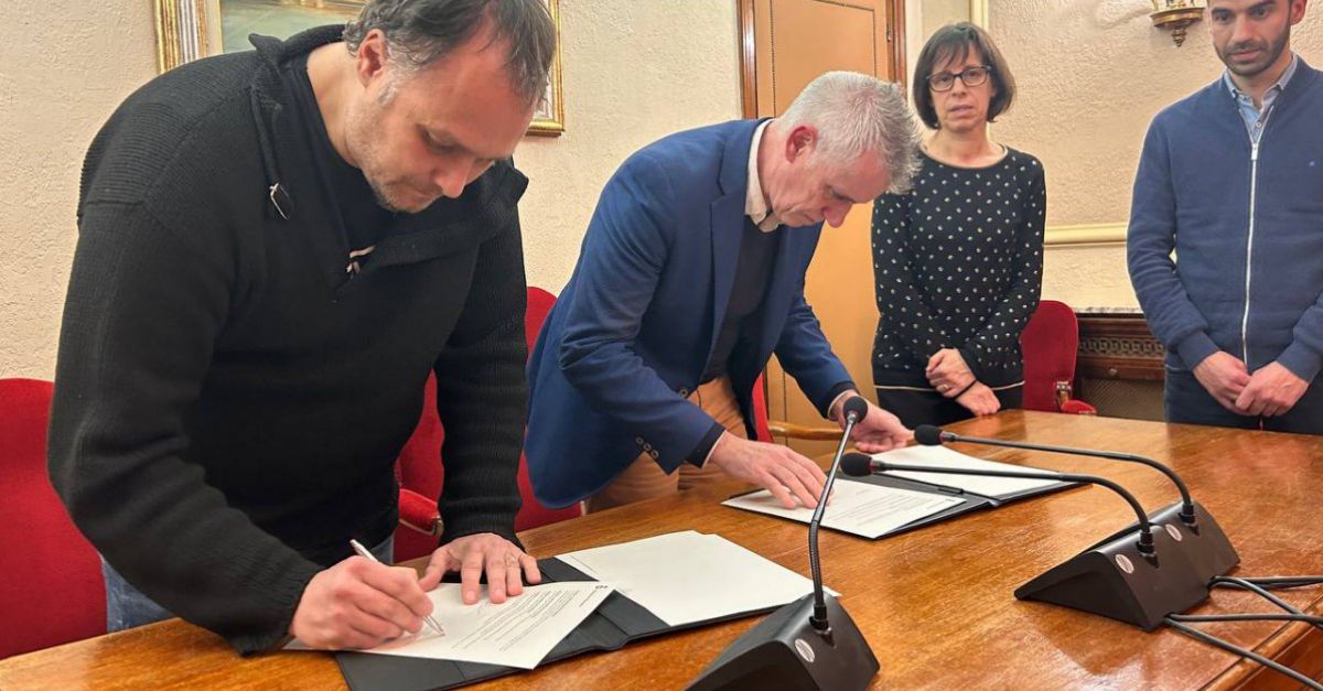 L�Ajuntament d�Amposta atorga una subvenci� de 5.000 euros a Lo Minotaure per a la compra d�un nou cap de bestiari festiu de foc