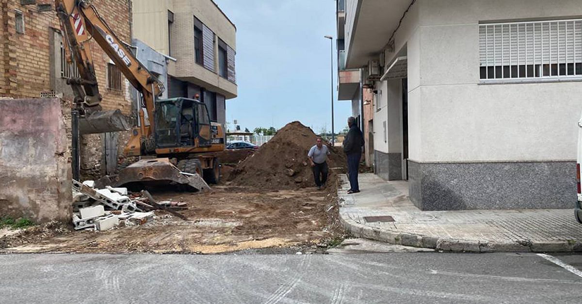 Comencen els treballs per obrir el carrer It�lia a l�al�ada del carrer Sant Crist�fol