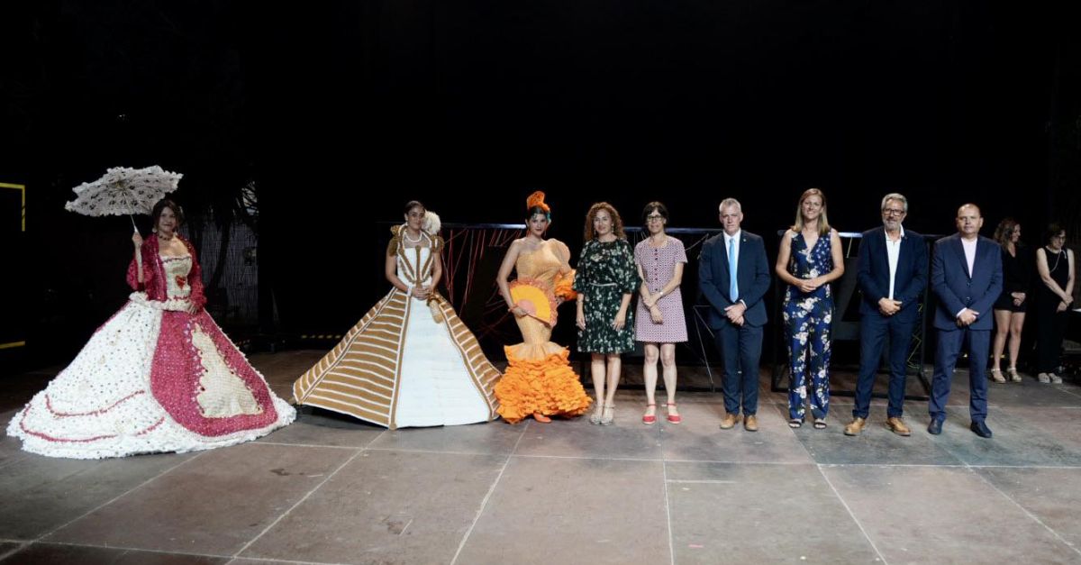 M�s d�una vintena de dissenys desfilen per la passarel�la del 52� Concurs Nacional de Vestits de Paper